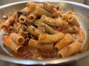 Pasta con ricotta avanzata, pomodoro e melanzane - Riciblog